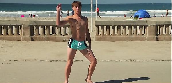  Twink dancing in the beach with speedo bulge  Novinho dançando sunga na praia